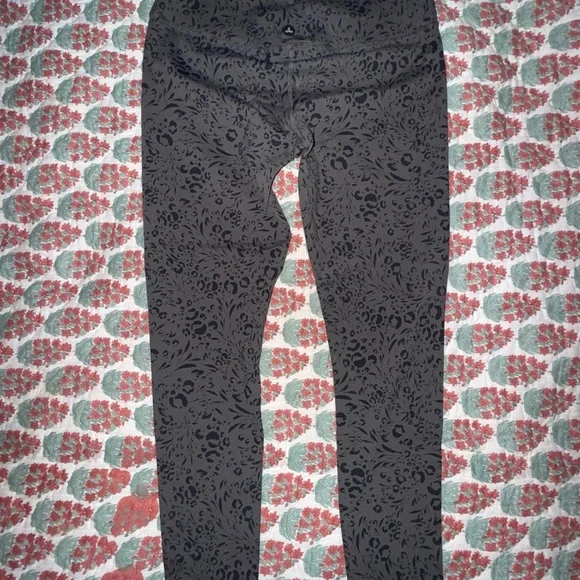 Prana Chakara Dark Iron Leopard Capri Legging M - Picture 2 of 5